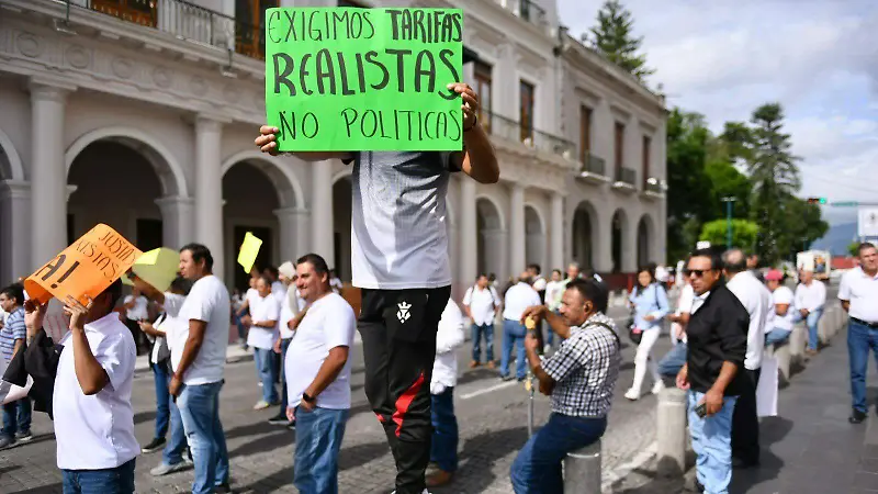 Taxistas protestan en Xalapa y otros municipios de Veracruz contra nuevas tarifas